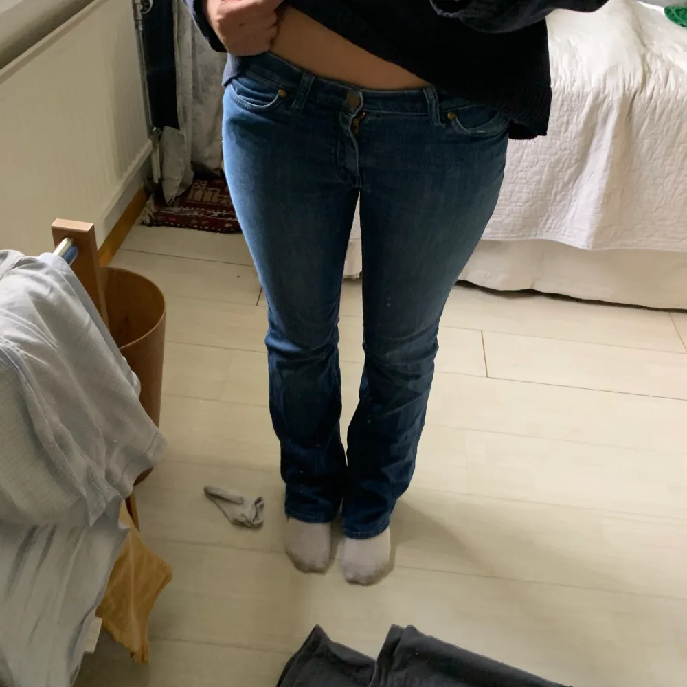 Säljer mina jättesnygga lowwaist mih jeans. Sitter perfekt och har jättecola fickor. Nypris ca 1000. Perfekt skick👌🏼👌🏼. Jeans & Byxor.