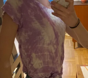 T-shirt - Detta är en lila/ vit T-shirt som dels är väldigt fin och passar till mycket, men endligt mig också perfekt på sommaren vid stranden💗lagom tunn och väldigt sjön med Knut längst ner❤️passar som XS, bara att ställa frågor och kan självklart diskutera pris👍🏼