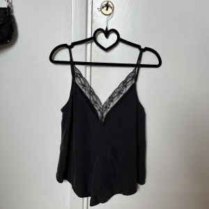 Linne med spets - Gulligt linne som är i superfint skick! Skriv gärna privat om du har några frågor!❤️