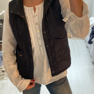 Quilted väst - Snygg väst som passar perfekt nu till hösten, den är mörkblå men ser svart ut på bilderna. Passar mig som vanligtvis har s i kläder.