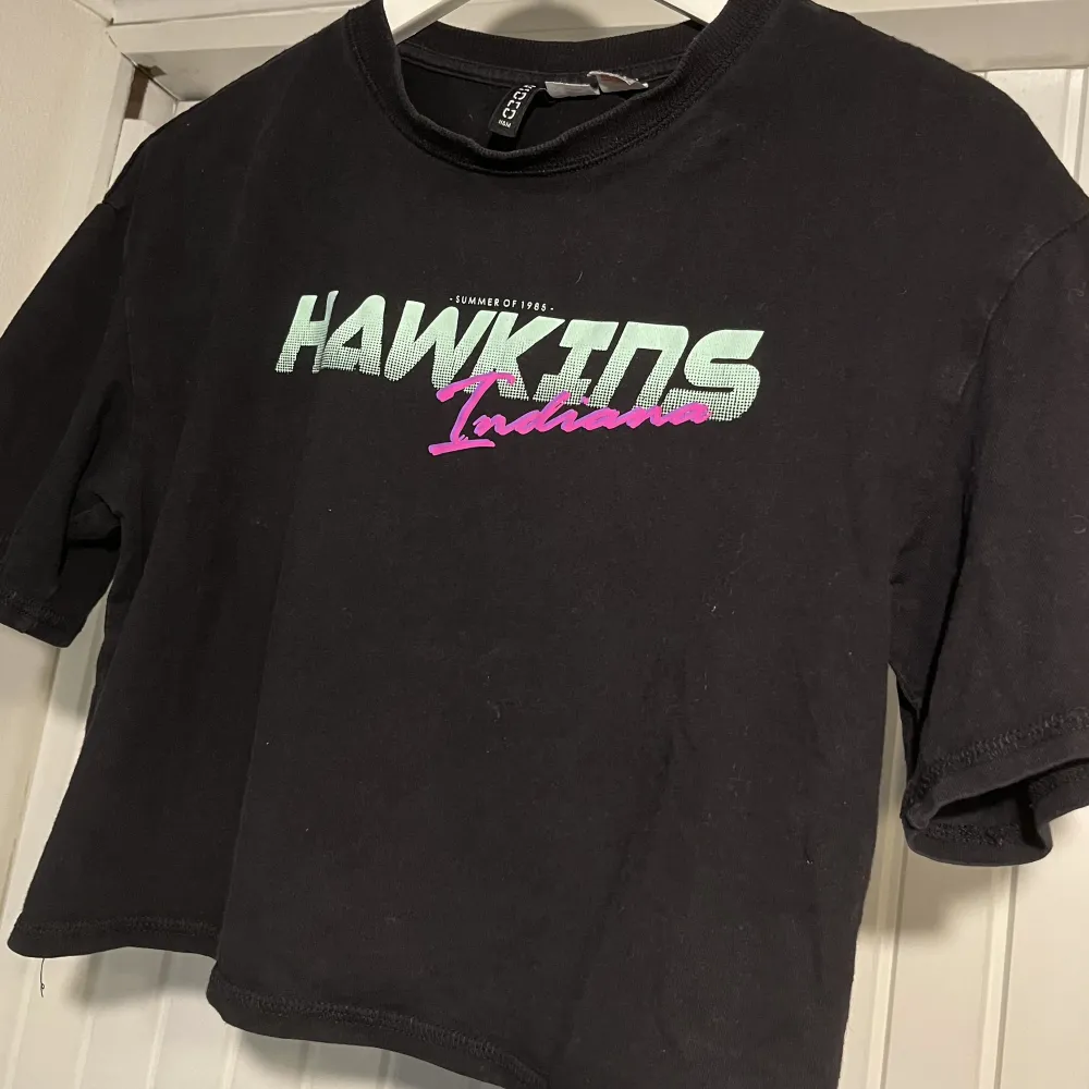 h&m’s collab med stranger things från några år sen! en fin croppad t-shirt med ”hawkins, indiana” text på :) i storlek XS men är oversized, så den skulle passa S också. Toppar.