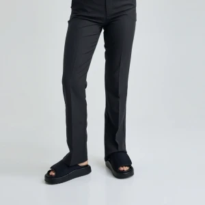 Kostymbyxor  - Kostymbyxor från Bik bok, modellen heter Vilma kostymbyxor och dom är i storlek 34. Säljer dom pgd av att dom inte passar mig längre, lite slitna där nere på byxorna för har trampat på dom men det syns ej 