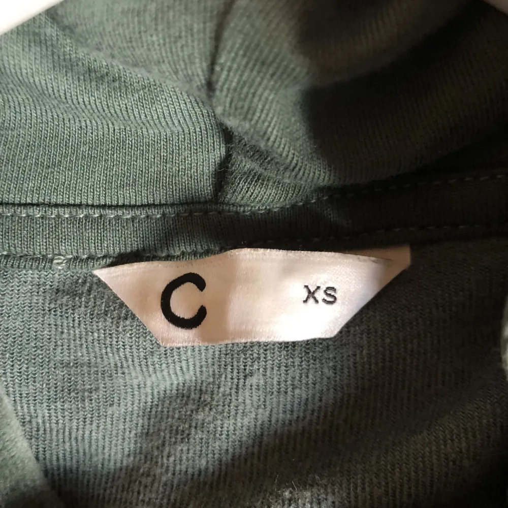Zip-up tröja i sammet från Cubus i strl XS men passar även S, använd ett fåtal gånger men inget synligt. Hoodies.