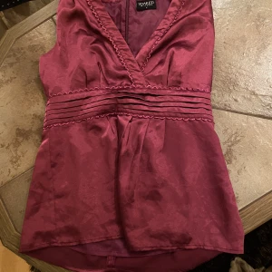 Rosa topp - Gullig rosa topp med jättefina detaljer. Köpt second hand men från märket soaked in luxury! I mycket bra/nytt skick. 