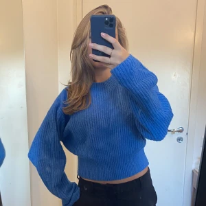 Blå stickad  tröja   - Stickad tröja från Weekday! Så fin 