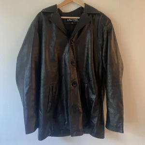 Läder jacka  - Läder jacka. Stilren och snygg, äkta läder. Inget slitage, knappt använd.  Hör av dig om du har några frågor :) 