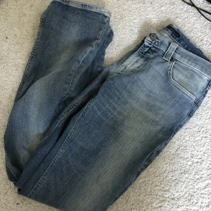 Lågmidjade jeans - Säljer mina lågmidjade jeans, köpta på second hand! Dom är raka åt bootcut hållet. Skickar bilder på vid önskan 💕💕