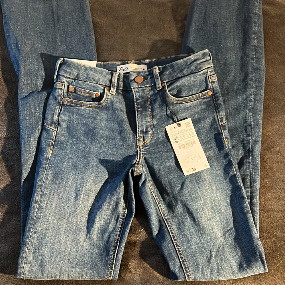 Säljer helt oanvända sjukt snygga zara bycksor i bootcut storlek 34 köpt för 230kr säljer för 130kr🫶🏻🫶🏻. Jeans & Byxor.