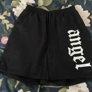 Shorts  - Coola mjukis shorts från SHEIN som används några gånger bara. 💕💕