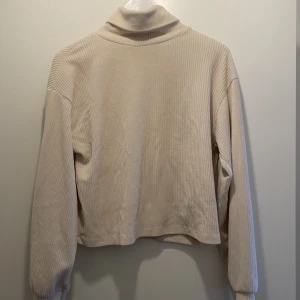 Turtle neck sweater från Gina Tricot - Jätteskön och sällan använd! Materialet är Manchester i färgen gräddvit. Jag samfraktar med annat och vi kan komma överens om paketpris.