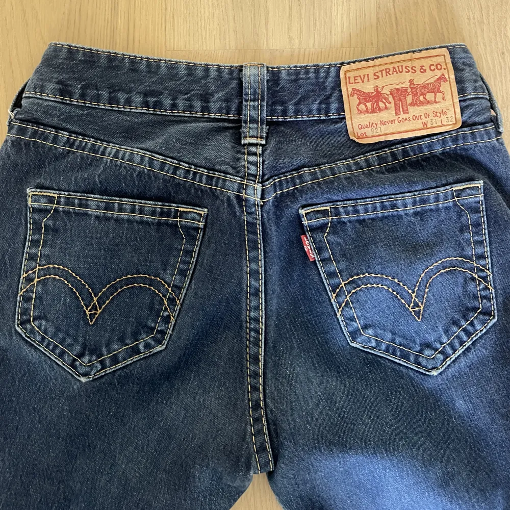 Säljer dessa mörkblåa lowwaist jeans från Levis i storlek w31xL32. Sitter lite oversized på mig som vanligtvis är en S💓. Jeans & Byxor.