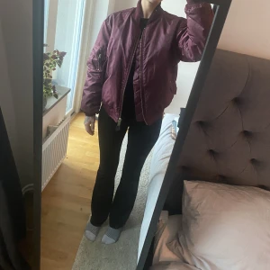 Bomberjacka  - Supercool bomberjacka i vinrött, säljer för att den tyvärr aldrig kommer till användning. Står ingen storlek i den men sitter bra men lite oversized på mig som är en S men passar även M/L beroende på hur man vill ha den ☺️