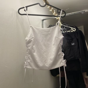 Linne - Vitt, dubbeltygat linne ifrån BIKBOK i storleken S. Snörningar i midjan på båda sidorna vilket gör att man kan reglera storleken och passformen efter hur man vill ha den. Aldrig använd och prislapp sitter kvar därför är skicket så gott som nytt!!