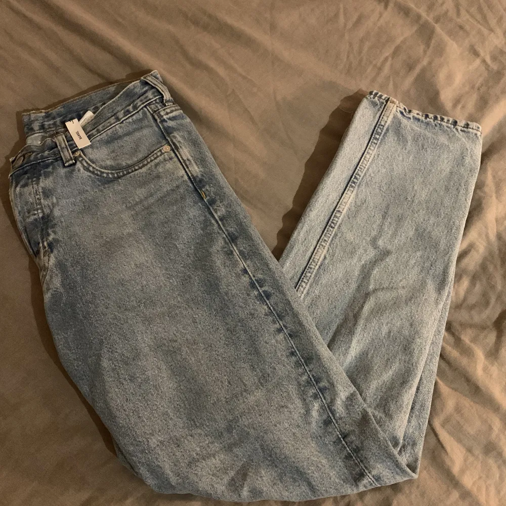 Säljer mina Weekday jeans i använd skick utan några defekter storlek: 28/30! Modell Barrel. Jeans & Byxor.