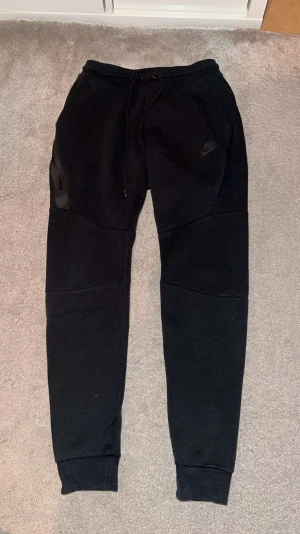 Gammal och sällsynt modell av Nike tech byxor  - Denna modellen är sällsynt och såldes för ett tag sen. Det finns inte så många som har den, vid intresse eller fler bilder så är det bara att skriva