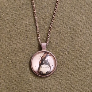 Totoro halsband - Halsband med Totoro-berlock. Ca 26 cm långt.  Kan skickas som brev, då blir frakten 15 kr, skriv så fixar vi det! 🥰