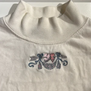 Fin tajt tröja! - Snygg tröja i lite tjockare t-shirt tyg, aningens off white grädd färg! Fint broderi i kragen