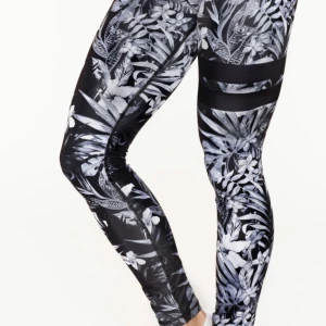 Träningsthights - Säljer mina stronges träningstajts sparsamt använda med JÄTTESKÖNT material. Säljer pga stor storlek