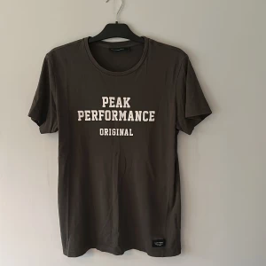 Peakperformance T-shirt  - Brun t-shirt från Peakperformance i gott skick!
