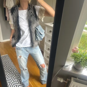 Väst - Säljer denna ascoola västen. I storlek 36. Snygg att ha nu i höst om man vill göra en outfit lite roligare🫶🏽🫶🏽🫶🏽