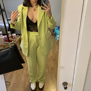 Kostym set  - Storlek M på kavaj och byxor. Använd en gång. 100kr för kavaj, 100kr för byxor, eller 150kr för båda. (frakt tillkommer). Pris kan absolut diskuteras och skickar sjävklart fler bilder om så önskas!🥰