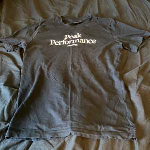 Svart peak t-shirt storlek 160
