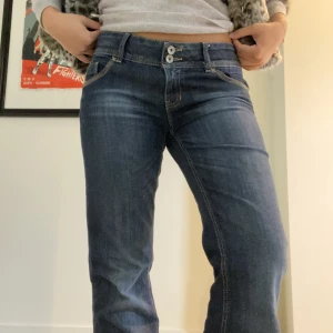 Lågmidjade jeans!! - Lågmidjade jeans från märket five!! As najs färg och detaljen med knapparna 🥰 Passar extra bra om du har långa ben då de är väldigt långa!  Midjan: ca 43 cm Innerbenslängden: ca 88 cm ❤️❤️