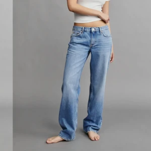 Lågmidjade jenas - Jag säljer dessa lågmidjade jenas från Gina Tricot. Storlek 34/XS för lite ”oversized”. För små för mig som är 36/38. Något korta i längden för mig som är 173, passar bra för någon som är mellan 165-170 skulle jag tro.🩷🫶🏼🌟