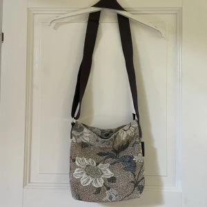 Axelremsväska  - Brun/beige väska från ceannis (650kr nypris)