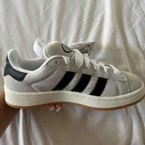Adidas campus  - Säljer mina helt nya adidas campus 00. Köpte fel storlek därav lite små för mig! Dem är i en 38 2/3. Tryck på köp direkt eller hör av dig vid mer frågor! ☺️