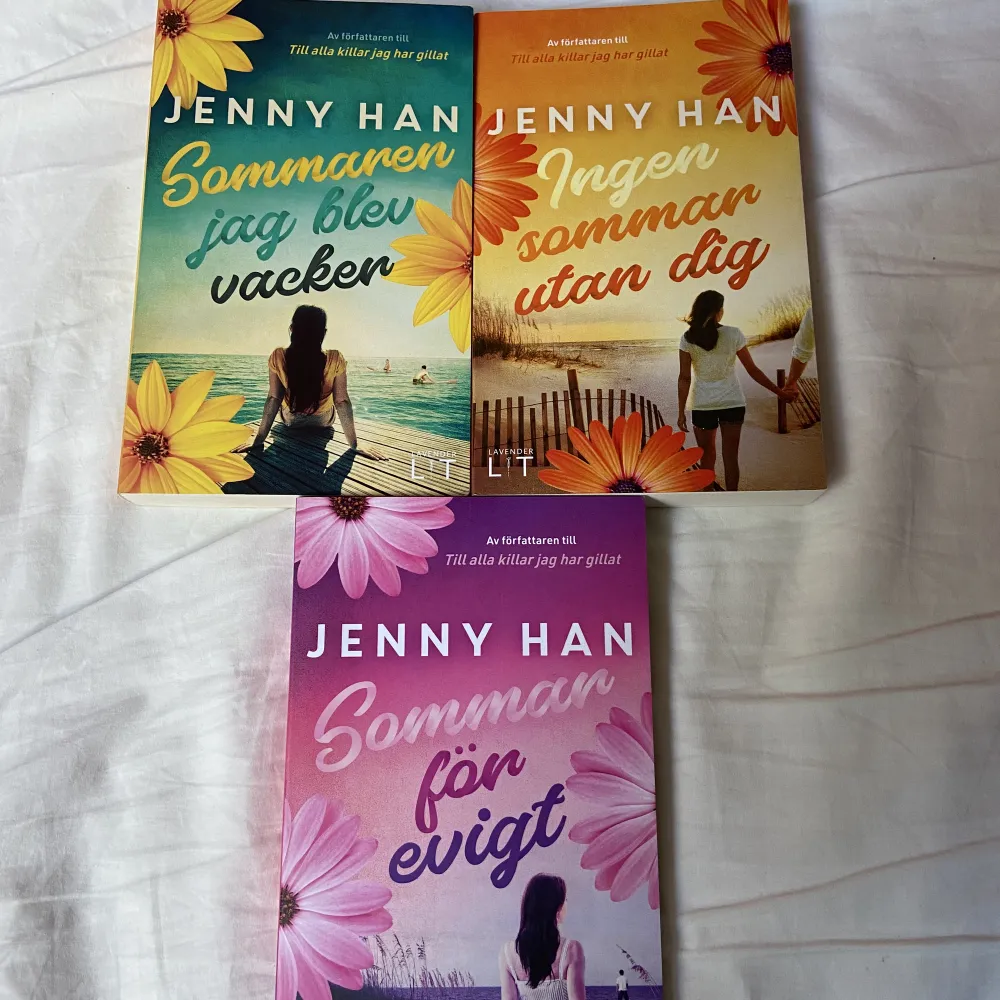 Sommaren jag blev vacker serien av Jenny han🌞🤍 Som nya, ryggen är ej knäckt ☺️ världens mysigaste bokserie💓 30kr styck eller alla för 80kr 🌟. Accessoarer.