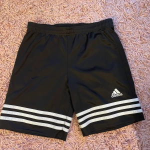Adidas shorts!!  - Säljer dessa pga att de blivit för småa! 