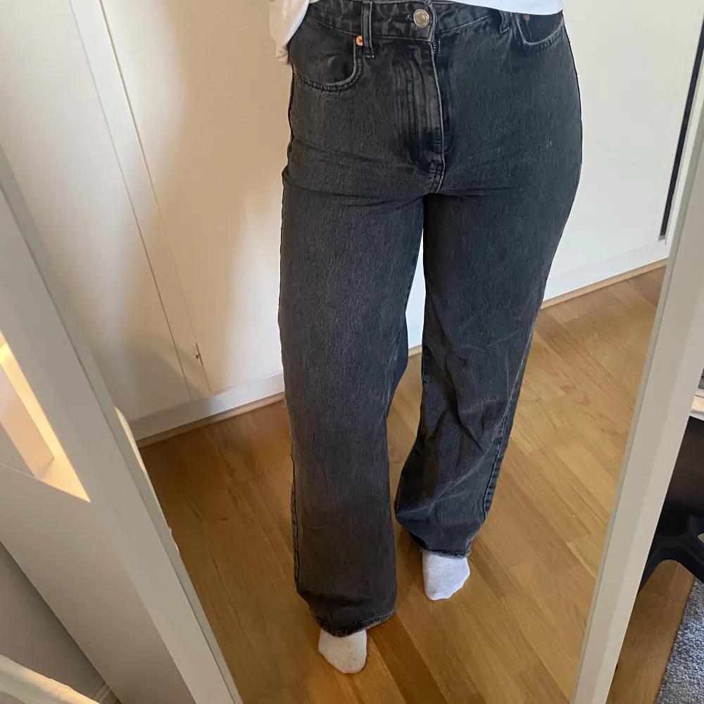 Superfina jeans från Gina Tricot som tyvärr inte kommer till användning då de är lite små för mig🫶🏻skriv till mig vid intresse/frågor💕 pris kan diskuteras🫶🏻. Jeans & Byxor.