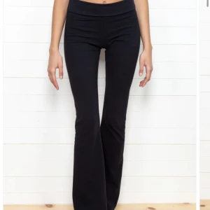 Yoga pants - Brandy melvilles populära yoga pants i svart som aldrig kommit till användning 💗