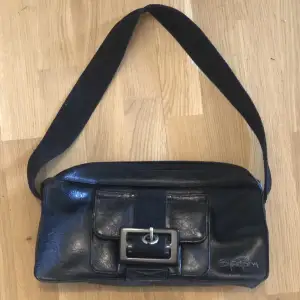 Vintage Björn Borg handväska i svart, lite sliten och har öppnat sig inifrån men fickorna fungerar ändå. Pris kan diskuteras:)