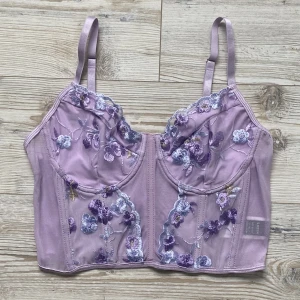 Rosa lace topp - Rosa lace topp med broderade blommor 💕 Toppen har justerbara axelband och skydd för kuporna så de inte är genomskinliga. Gratis frakt fram till 10 september!!