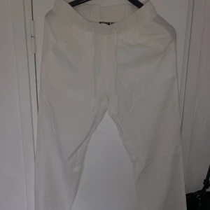 Vita linnebyxor  - Säljer dessa fina linnebyxor från märket esmara i stl 34. Säljer då de blivit för små. Bilderna är dålig då mina kamera är lite sönder men hör av et för bättre bilder 