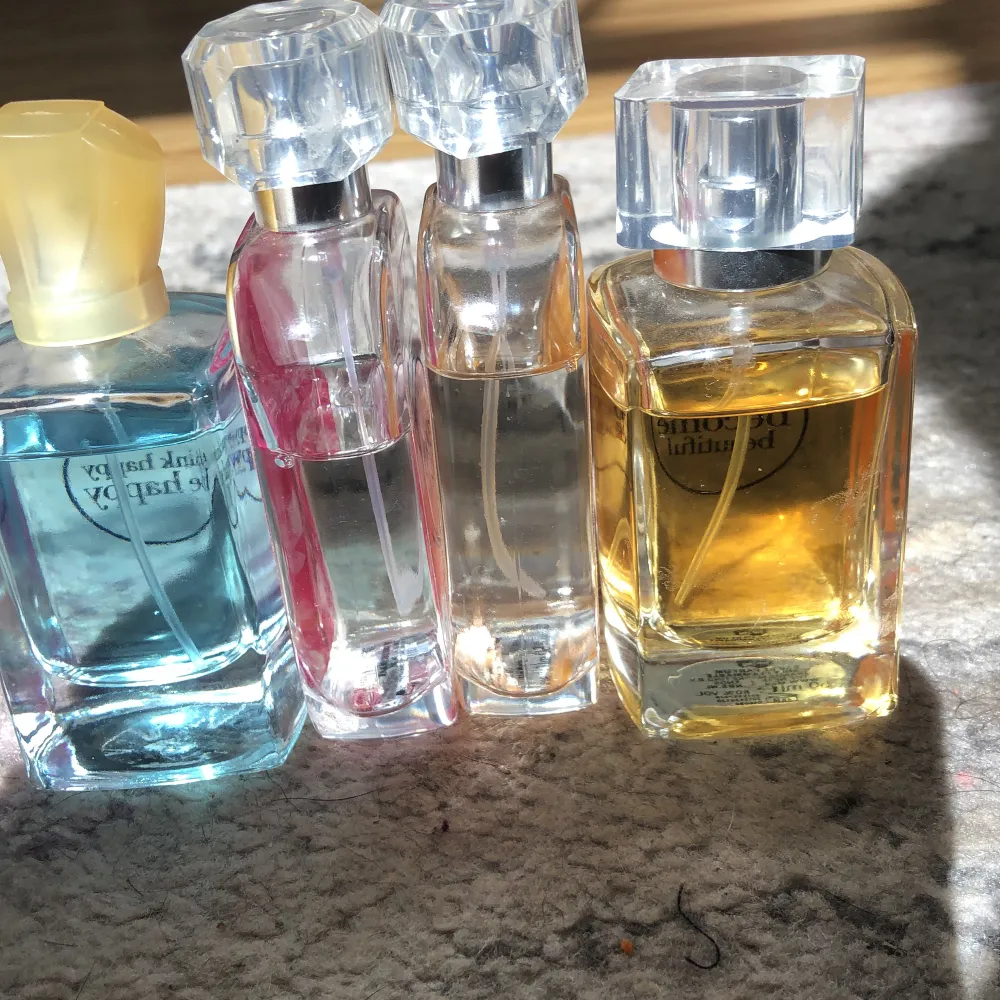 Säljer dessa 4 parfymer! Alla för 200 en för 50kr. Övrigt.