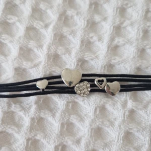 Armband med hjärtan - Fint armband med olika stora hjärtan.