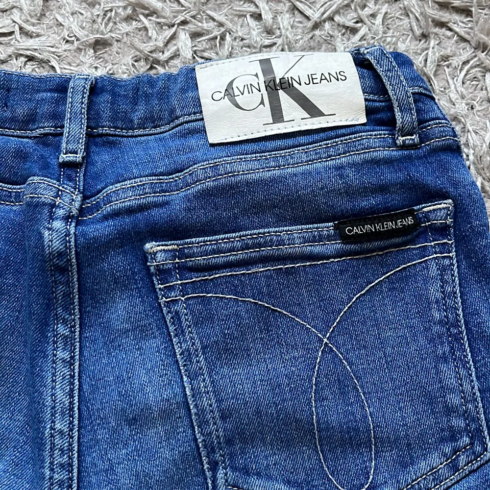 Ett par jättefina Calvin Klein jeans i ett jätte fint skick . Jeans & Byxor.