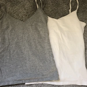 Linnnen💘 - Vanliga basic båda är i xs och i bra kvalitet köp en för 30 båda för 50