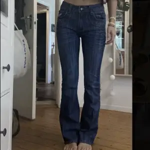 Midrise jeans i bootcut modell med så fina broderi- och pärldetaljer på både fram- och bakfickorna! Passar bra på mig som är 165cm, midjemåttet är 34-35cm tvärs över och innerbenslängden är 79cm (står ingen storlek i)🌷bara att fråga för fler bilder❣️