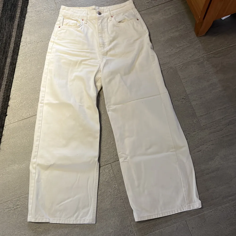 Jeansen är bredare i modellen i färgen vit. Använda fåtal gånger.. Jeans & Byxor.