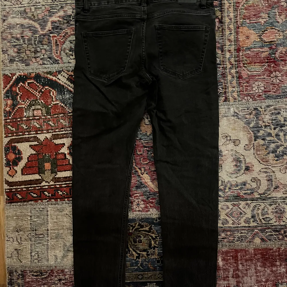 Stilrena svarta jeans från Weekday, modellen 