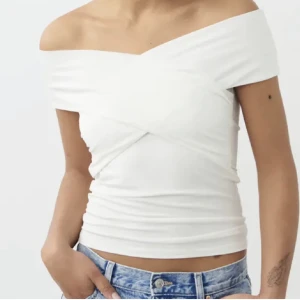 Vit topp - Säljer denna vita top från gina i nytt skick! Aldrig använd🤍 Slutsåld på hemsidan