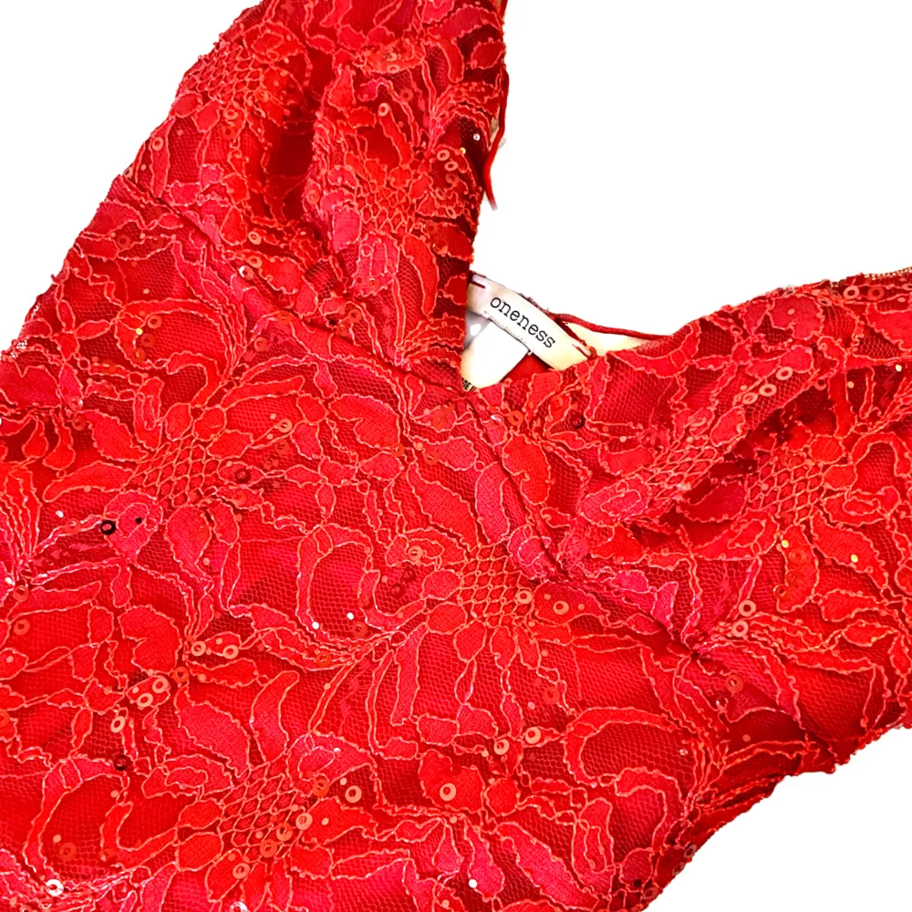 Sjukt snygg röd klänning med paljetter och spetsliknande tyg. Sitter tajt så kan skjusteras i längd till mid ellr minidress💕. Klänningar.