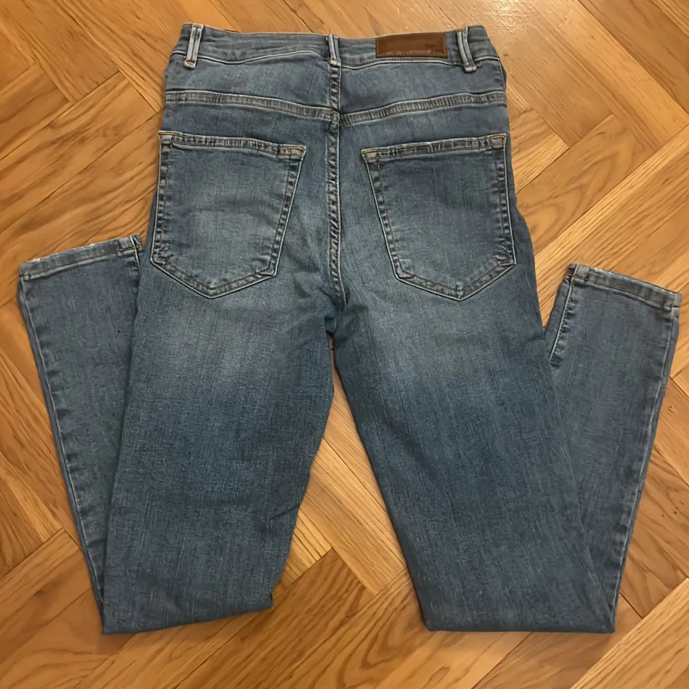 Fina jeans från Bikbok i strl S. Jeans & Byxor.