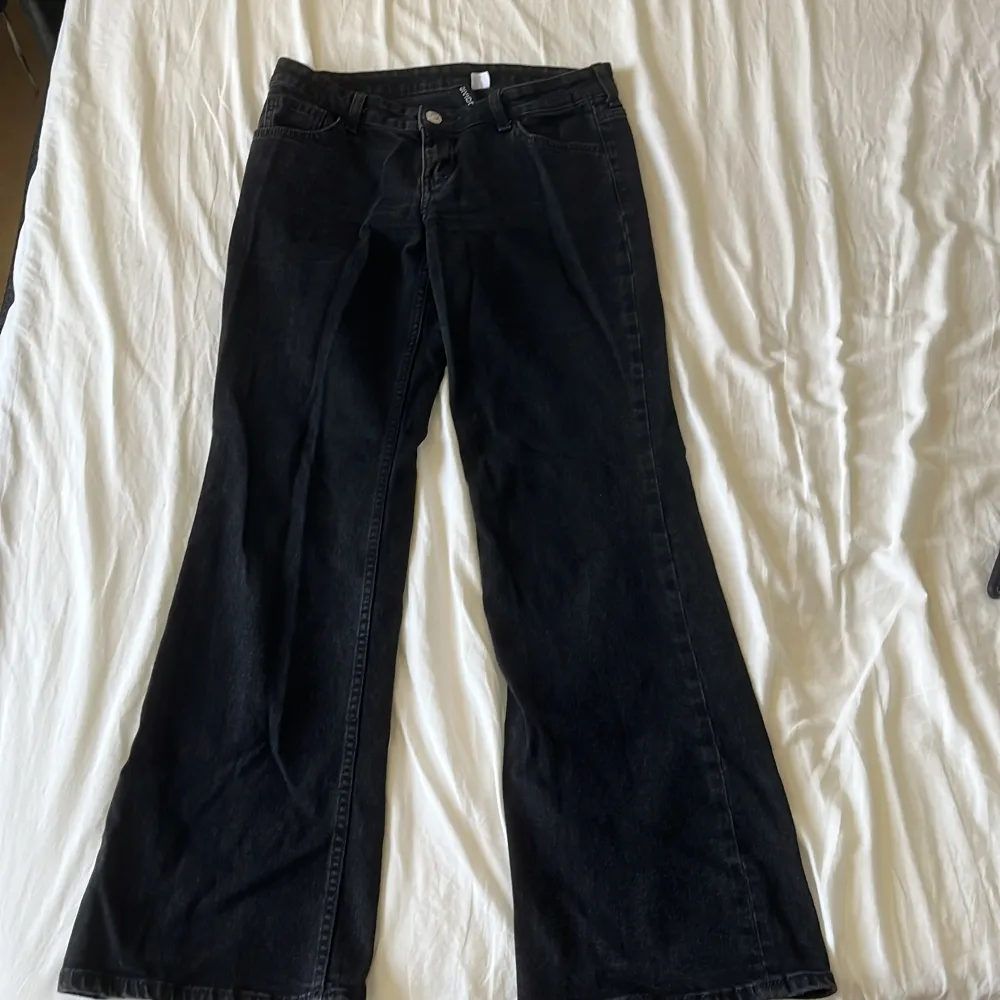 Ett par knappt använda jeans från H&M i storlek 38. Jeans & Byxor.