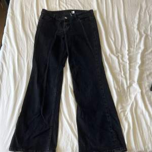 Ett par knappt använda jeans från H&M i storlek 38