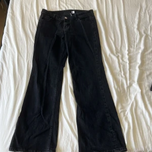 Svarta Jeans strl 38 - Ett par knappt använda jeans från H&M i storlek 38